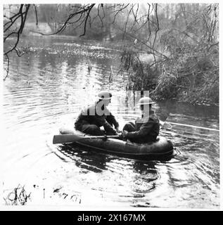 Les troupes du Commandement de l'est sont vues traverser une rivière à l'aide d'un bateau de reconnaissance en caoutchouc lors d'une visite par des correspondants de guerre. Banque D'Images
