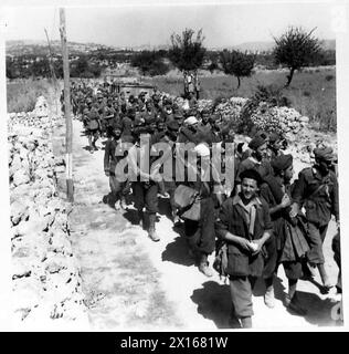 INVASION DE LA SICILE - Un lot de prisonniers italiens amenés dans l'armée britannique Banque D'Images