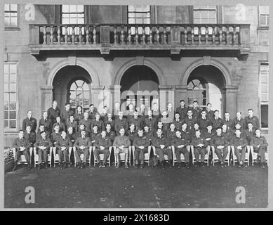 PERSONNEL DE L'EMPIRE 'AIR UNIVERSITY' - L'Empire Central Flying School, 'air University' de l'Empire, est la célèbre Central Flying School - pionnière de l'aviation dans la guerre de 1914-1918 - rebaptisée. Presque tous les officiers supérieurs de la R.A.F. sont passés par la photographie du groupe E.C.F.S. du personnel de l'Empire Central Flying School - l'université aérienne de l'Empire. De gauche à droite - RANGÉE AVANT (assis) S/LDR. W.D.M. Robertson ; S/LDR. H.F. Thomas ; S/LDR. E.M.D. Darrell, OBE., S/LDR. H.E. Chapman ; W/CdR. G. Silyn-Roberts, AFC., Lt.Col. C.L. Wemyss, A/CdR. G.S. Oddie, DFC., AFC., G/CPT. R.W.G. Lywood; Banque D'Images