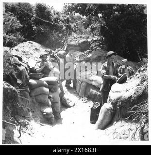 CINQUIÈME ARMÉE - TÊTE DE PONT ANZIO (DIVERS) - hommes du Cheshire hors service parmi leurs dugouts British Army Banque D'Images