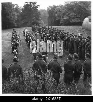 AVEC LES SEAFORTH HIGHLANDERS EN IRLANDE DU NORD - Band and Druns d'un bataillon des Seaforth Highlanders avec un public intéressé d'hommes du bataillon British Army Banque D'Images