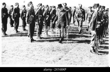 MR.WINSTON CHURCHILL VISITE LE NORD-EST - le premier ministre inspecte une partie du South Stafs Regiment qui garde une section de l'armée britannique côtière Banque D'Images