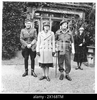 SAR la Princesse Royale rend visite à un bataillon du Lowland Regiment, accompagné d'officiers supérieurs et d'état-major, dont le colonel Mackenzie, Lt.Col. Syme, et Mademoiselle Sybil Kenyon-Slaney. Banque D'Images