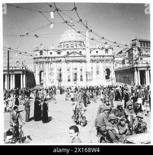 ITALIE : SCÈNES OÙ ROME SE REND À LA CINQUIÈME ARMÉE - Une vue générale montrant un parfait Peter's British Army Banque D'Images