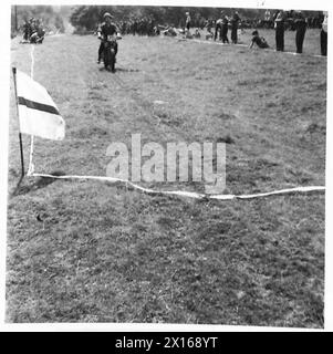 49E DIVISION COURSE DE MOTOS - Caporal M.Cordingley de Halingden, Lancs., vainqueur de l'armée britannique, 21e groupe d'armées Banque D'Images