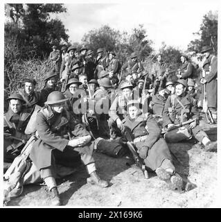Le soldat Johnson et les renforts du Queens arrivent au camp de tête de pont d'Anzio, assis et attendant les listes postées par le sergent-major de compagnie. Banque D'Images