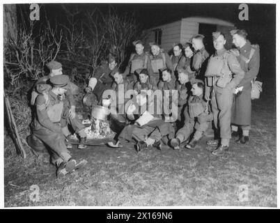 Au cours d'un exercice nocturne, les troupes d'une division de l'armée britannique attendent que leurs rations soient réchauffées dans le cadre de l'entraînement opérationnel et sur le terrain. Banque D'Images