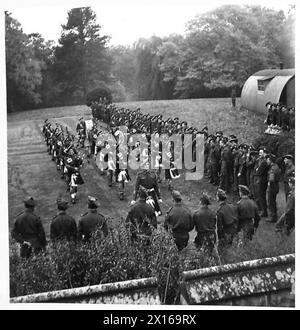 AVEC LES SEAFORTH HIGHLANDERS EN IRLANDE DU NORD - Band and Druns d'un bataillon des Seaforth Highlanders avec un public intéressé d'hommes du bataillon British Army Banque D'Images