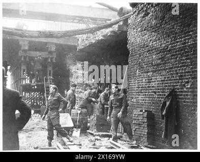 DÉGÂTS des raids AÉRIENS - dommages causés aux ponts par les bombes ennemies de l'armée britannique Banque D'Images