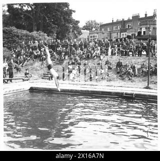 Le personnel de l'armée britannique participe à des compétitions de natation et à des activités connexes lors d'un gala de natation. Banque D'Images