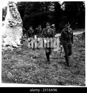 Le général Sir Alan Brooke visite une école de combat accompagné du commandant et d'officiers supérieurs, y compris le lieutenant-général H.R. Franklyn, examinant la formation et les opérations. Banque D'Images
