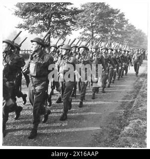 LE COMMANDEMENT occidental du GOC-in-C REMET DES MÉDAILLES AUX OFFICIERS ALLIÉS - les troupes tchèques défilent devant le général Sir R. Gordon-Finlayson British Army Banque D'Images