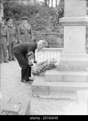 Le 14 juillet 1944 à Arromanches, des représentants de la Royal Navy, de l'armée britannique et de l'armée de l'air ont assisté à une cérémonie du Bastille Day, avec des Royal Marines fournissant une garde d'honneur. Le capitaine H Hickling a placé une couronne sur le monument aux morts. Banque D'Images
