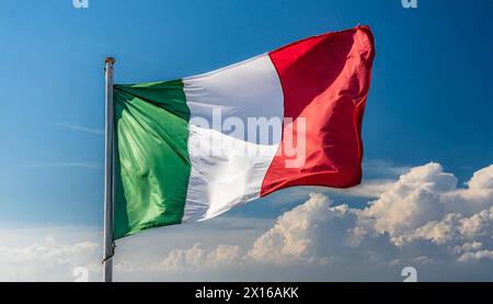 Die Fahne von Italien flattert im Wind, isoliert gegen blauer Himmel Banque D'Images