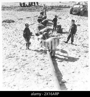 ENTREPRISE CHYPRIOTE À L'ŒUVRE DANS LE DÉSERT occidental - Un pipeline d'eau est posé sur le désert. Les hommes de la compagnie assistent R.E.sappers British Army Banque D'Images