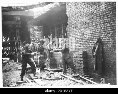 DÉGÂTS des raids AÉRIENS - dommages causés aux ponts par les bombes ennemies de l'armée britannique Banque D'Images