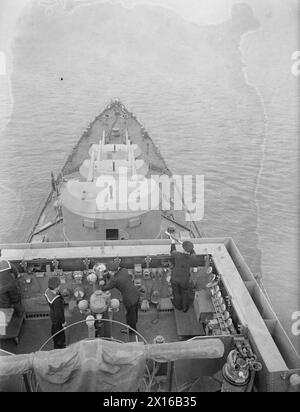 Le croiseur léger de classe Dido HMS Bonaventure of Britain en 1940 dispose de tourelles de canon de 5,25 pouces avec le pont visible au premier plan. Banque D'Images