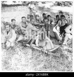 INVASION DE LA SICILE - CASSIBILE - le premier lot de prisonniers italiens avec l'un de leurs numéros un brancard case British Army Banque D'Images