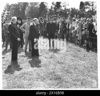 MR. CHURCHILL ET LE PREMIER MINISTRE DE L'EMPIRE VOIENT LES TROUPES D'INVASION - M.R. Churchill appelle à trois acclamations pour les premiers ministres en visite, magnifiquement données par l'armée britannique des villageois Banque D'Images