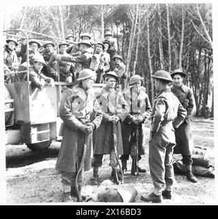 Des renforts pour 2/6 Queens arrivent à B Echelon à la tête de pont d'Anzio. Le soldat Johnson est vu attendant les ordres du sergent-major de la compagnie à l'avant du parti. Banque D'Images