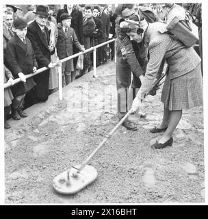 EXPOSITION DE L'ÉQUIPEMENT MILITAIRE À BIRMINGHAM - L'un des visiteurs de l'exposition, Miss Olive Daniels de Smethwick, manipulant un détecteur de mine polonais no 3 sous la direction du sergent du génie royal. Des expositions de l'armée ont eu lieu dans tout le pays où peolpe a pu voir et essayer certains des équipements utilisés par les troupes britanniques. Ces photographies prises à Birmingham montrent les visiteurs à une exposition d'équipement de l'armée. Noir et blanc, armée britannique, ingénieurs royaux Banque D'Images