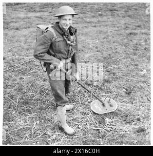 ITALIE : CINQUIÈME FEU ARMYSPOT SUR LES KIWIS - INGÉNIEUR : SPR Arthur Russell 'C'est notre travail de ramasser les mines à Cassino et sur Monastery Hill - nous le ferons. Le transport doit passer et il le fera. L'agriculture est mon métier - j'espère y retourner après la guerre". SPR Russell 24 ans, et vient de McKinnery Road, Warkworth, Auckland, N.Z British Army Banque D'Images