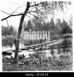 Des correspondants de guerre visitent le Eastern Command pour observer une démonstration du pont de Kapok avec des troupes de l'armée britannique traversant le pont. Banque D'Images