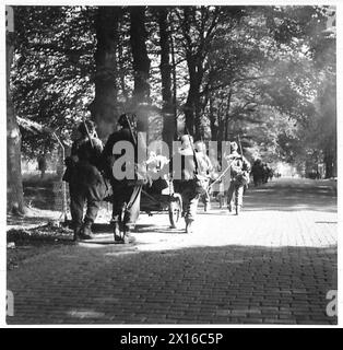 OPÉRATION 'MARKET GARDEN' - LA BATAILLE D'ARNHEM, SEPTEMBRE 1944 - les hommes du 2e Bataillon South Staffordshire Regiment entrent à Oosterbeek le long de l'Utrechtsweg en route vers Arnhem, le 18 septembre 1944 Banque D'Images