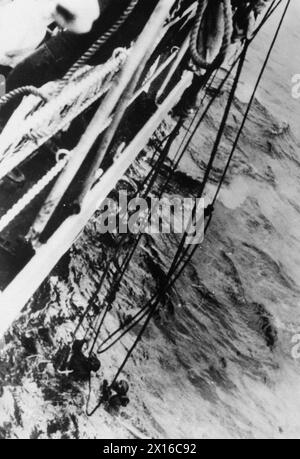 L'INVASION ALLEMANDE DE LA NORVÈGE, 1940 - les survivants du destroyer HMS GLOWWORM DE la Royal Navy sont emmenés à bord du croiseur lourd allemand ADMIRAL HIPPER après l'action dans laquelle le destroyer a percuté héroïquement le navire allemand, le 8 avril 1940 Banque D'Images