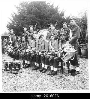 LES SOLDATS DE COMMANDO FRANÇAIS S'ENTRAÎNENT DANS Un DÉPÔT DE COMMANDO - le Commando Depot Pipe Band British Army Banque D'Images