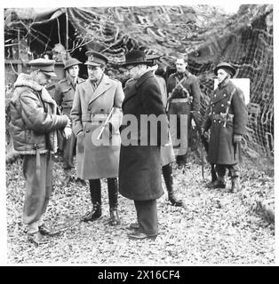 EXERCICE SPARTAN - le C en C (au centre) avec Sir James Grigg, secrétaire d'État à la Guerre, visite le QG de l'armée britannique de campagne Banque D'Images