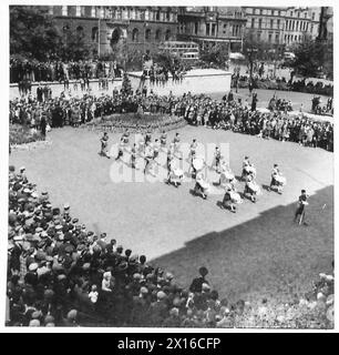 ATS BAND VISITE L'IRLANDE DU NORD - de grandes foules de gens rassemblés sur la pelouse de l'hôtel de ville regardent l'ATS Band effectuer leur défilé British Army Banque D'Images