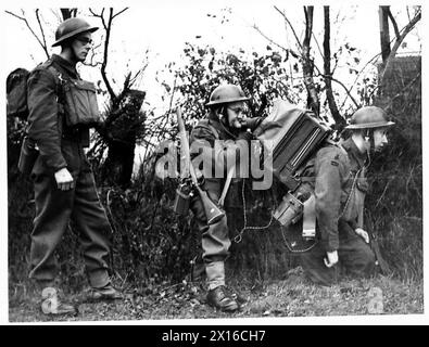 DÉMONSTRATION DE MORTIER DE TRANCHÉE AUX FUSILS IRLANDAIS LONDONIENS - certaines troupes utilisent un poste de téléphonie sans fil portable. (Cet ensemble est le D.18) Armée britannique Banque D'Images