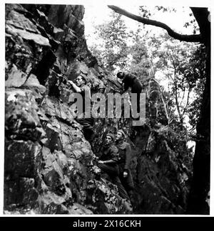 Les soldats du Commando français pratiquent l'escalade et la descente en rappel dans un dépôt de commando en utilisant des cordes dans le cadre de leurs exercices d'entraînement. Banque D'Images