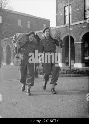 Les Royal Marines qui participèrent à la campagne de Salerne retournèrent au Royal Marine Depot à Deal, Kent, le 5 janvier 1943. Parmi eux se trouvaient C Fawcett portant une mandoline italienne capturée et l Stillwell. Banque D'Images