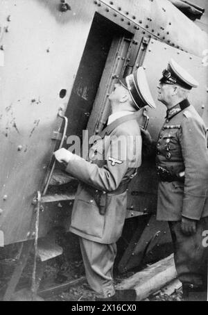 L'INVASION GERMANO-SOVIÉTIQUE DE LA POLOGNE, 1939 - Hitler examine le train blindé polonais détruit n ° 13 'général Sosnkowski' dans la ville de Łochów, avec le général Wilhelm Keitel, le chef d'état-major de l'OKW (Oberkommando der Wehrmacht), 25 septembre 1939.le train blindé a été gravement endommagé par la Luftwaffe le 10 septembre alors qu'il couvrait la retraite de l'armée «Modlin» Hitler, Adolf, Keitel, Wilhelm Bodewin Gustav, armée allemande (troisième Reich) Banque D'Images