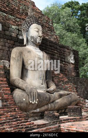 Statue de Bouddha à Wat Mahathat à Sukhothai, Thaïlande. Banque D'Images