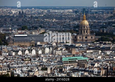 Paysage urbain de Paris avec les Invalides ainsi que notre Dame, la colonne Vendôme, les colonnes de la barrière du Trône, le Panthéon, l'Église Saint Banque D'Images