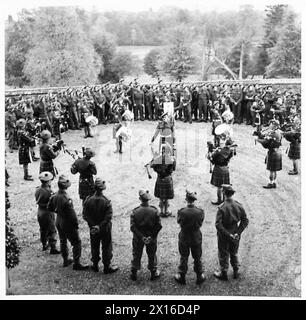 AVEC LES SEAFORTH HIGHLANDERS EN IRLANDE DU NORD - Band and Druns d'un bataillon des Seaforth Highlanders avec un public intéressé d'hommes du bataillon British Army Banque D'Images