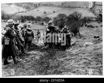 ESSAIS DE MOTO - les concurrents luttant avec leurs machines sur la colline escarpée qui a formé le dernier obstacle de l'armée britannique Banque D'Images