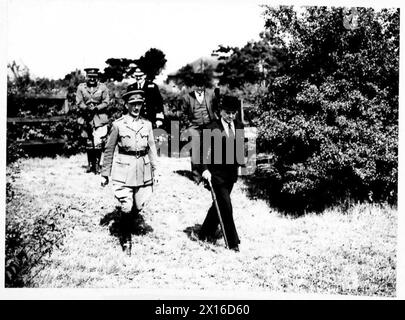 LE SECRÉTAIRE COLONIAL INSPECTE LES TROUPES CHYPRIOTES - Lord Lloyd lors de sa visite du camp de l'armée britannique Banque D'Images