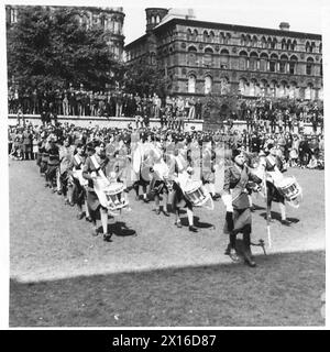 ATS BAND VISITE L'IRLANDE DU NORD - de grandes foules de gens rassemblés sur la pelouse de l'hôtel de ville regardent l'ATS Band effectuer leur défilé British Army Banque D'Images