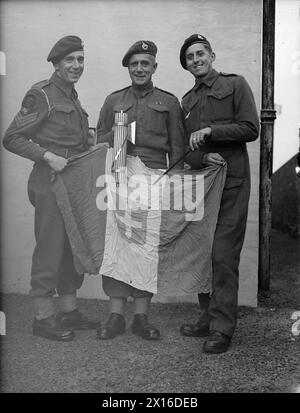 Le 5 janvier 1943, les Royal Marines qui ont servi à Salerne sont photographiés au Royal Marine Depot, Deal, Kent, avec un drapeau fasciste capturé et des baïonnettes. Banque D'Images