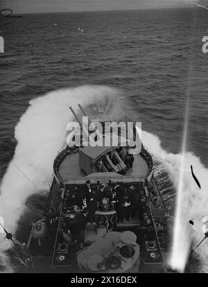 Des officiers sont sur le pont du destroyer britannique HMS Kelvin en septembre 1940, effectuant des tâches et des opérations à bord du navire. Banque D'Images