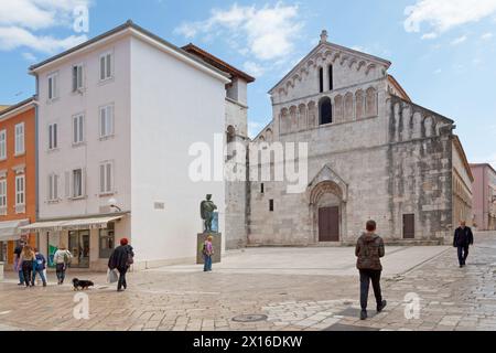 Zadar, Croatie, 15 avril 2019 : les membres Chrysogonus Church est une église romane du XIIe siècle nommée d'après le saint patron de la ville, avec une vieille cloche & Banque D'Images