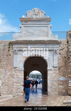 Zadar, Croatie, 15 avril 2019 : la porte de la mer (Morska vrata) est l’une des nombreuses portes de la ville qui traversent les murs de Zadar. Banque D'Images