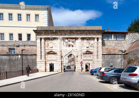 Zadar, Croatie - 15 avril 2019 : la 'Kopnena vrata' (porte terrestre) avec le Lion de Saint Marc, symbole de la République de Venise, au-dessus Banque D'Images