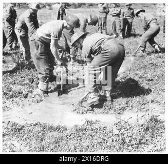 CINQUIÈME ARMÉE : TÊTE DE PONT D'ANZIO LA BATAILLE CONTRE LE PALUDISME - les pistes de véhicules se remplissent d'eau et doivent être contrôlées. Une escouade creuse un drain pour dégager toute la zone de l'armée britannique Banque D'Images