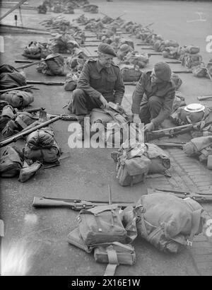 Le 5 janvier 1943, au Royal Marine Depot de Deal, Kent, les Royal Marines qui ont servi à Salerne sont montrés en train de retirer de l'équipement de leurs haversacks. Banque D'Images