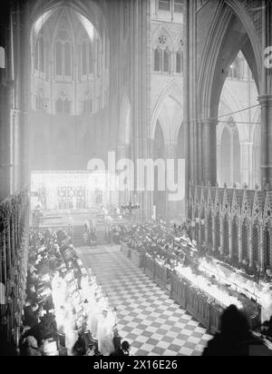 FUNÉRAILLES DE L'ABBAYE DE SIR DUDLEY POUND. 26 OCTOBRE 1943, ABBAYE DE WESTMINSTER. SCÈNES DANS L'ABBAYE PENDANT LES FUNÉRAILLES DU REGRETTÉ AMIRAL DE LA FLOTTE SIR DUDLEY POUND, GCB, OM, GCVO. - Le chapeau et l'épée de l'amiral surmontent le cercueil drapé de drapeau entre 6 grandes bougies. Au pied se trouvent trois couronnes et les insignes et décorations du premier seigneur de mer, et de chaque côté se trouvent des membres du gouvernement et de hauts fonctionnaires. En arrière-plan, le doyen, debout devant l'autel, prononce la bénédiction Banque D'Images